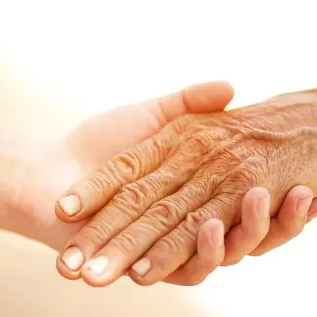 réflexologie pédiatrique deux pied de bébés sont tenus dans des mains adultes.