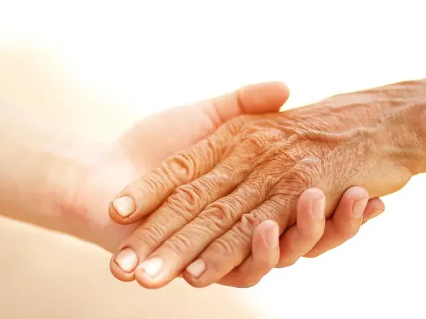 Sante-articulaire-reflexologie une main tient une autre main ridés dans la sienne