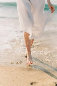 pieds nu de femme qui marche sur la plage