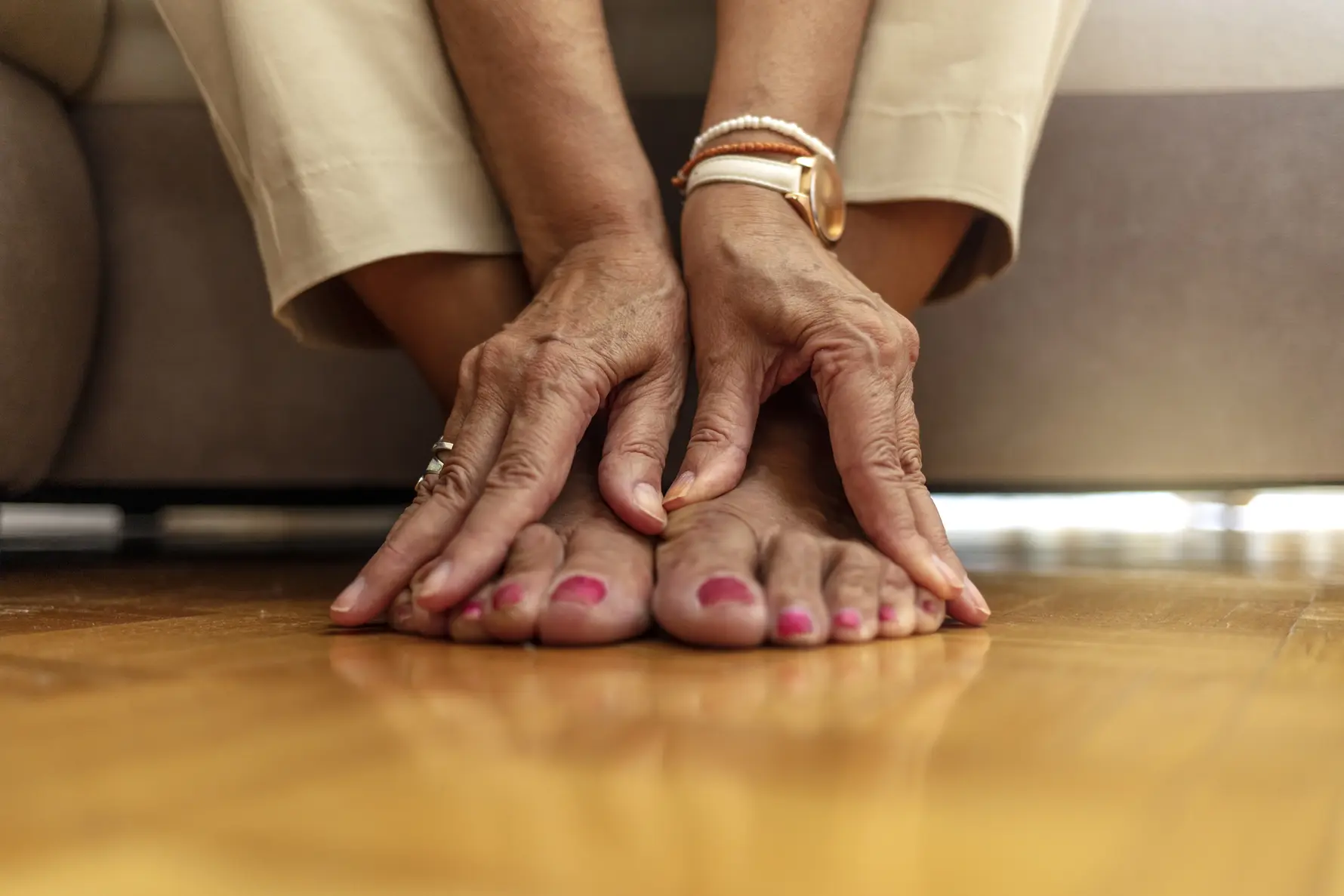 relaxation femme enceinte main et pied d'une dame agée