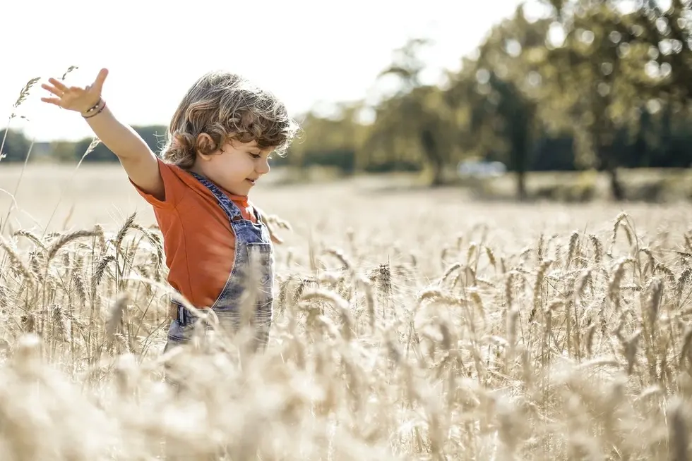 réflexologie et grossesse Enfants qui joue dans un champs
