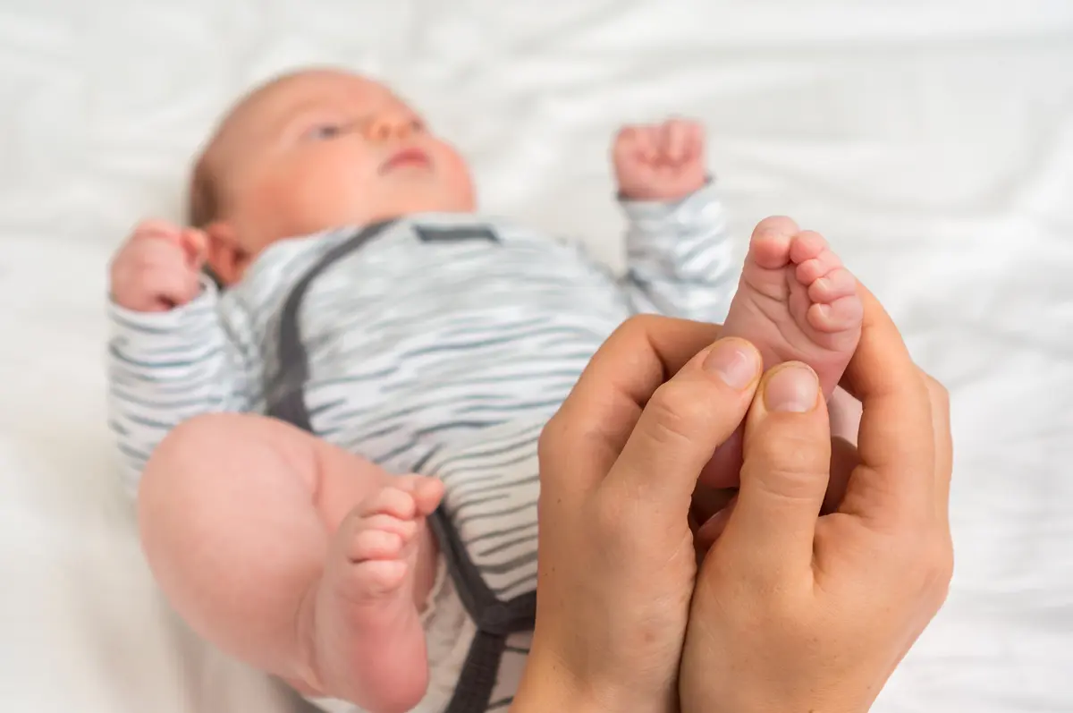 reflexologie pour bébé deux massent des pieds de bébé en reflexologie