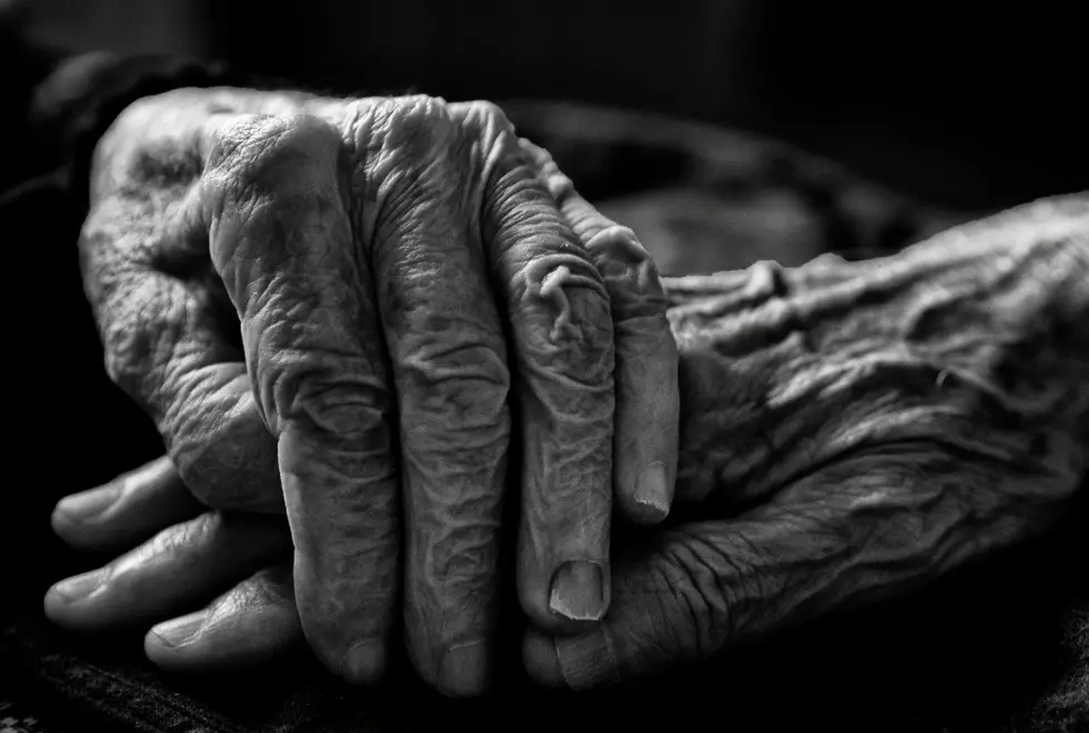 Apaiser les douleurs de l'âge une main agées posées sur une autre