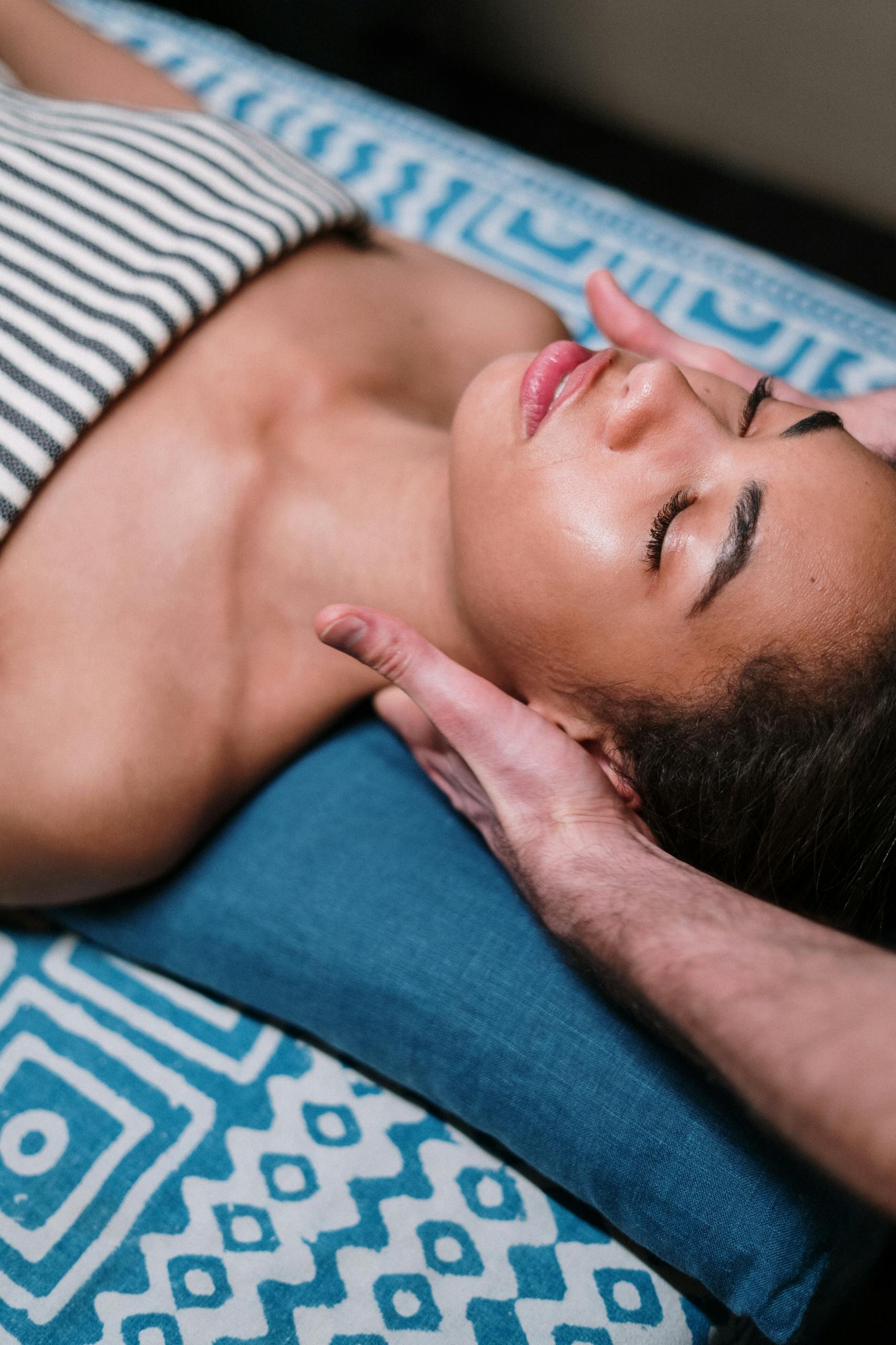 un massage metamorphique à la tete en reflexologie